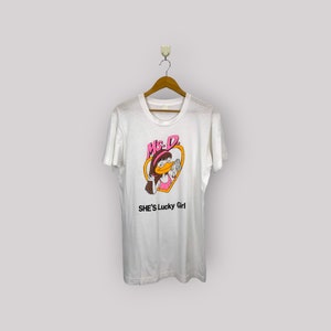 Vintage jaren '80 Ms.D Shes Lucky Girl Paperthin Tee Maat Medium Vintage jaren 1980 Japanse Cartoon Tee Maat Medium Single Stich Wit T-shirt