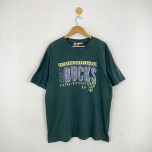 Milwaukee Bucks NBA Eastern Conference Graphic Tee Vintage Bucks T-shirt Retro Sports Shirt NBA Fan Apparel Green Colour Size LARGE