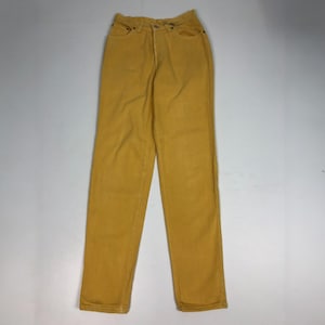 Puede incluir: Un par de pantalones vaqueros de cintura alta de color amarillo.