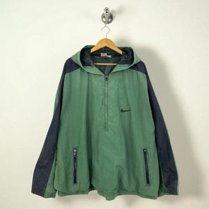 Vintage 90er Jahre Nike Windbreaker-Kapuzenjacke mit Reißverschlusstaschen, halber Reißverschluss vorne und kultiger Swoosh-Größe Medium Retro-Sportbekleidung