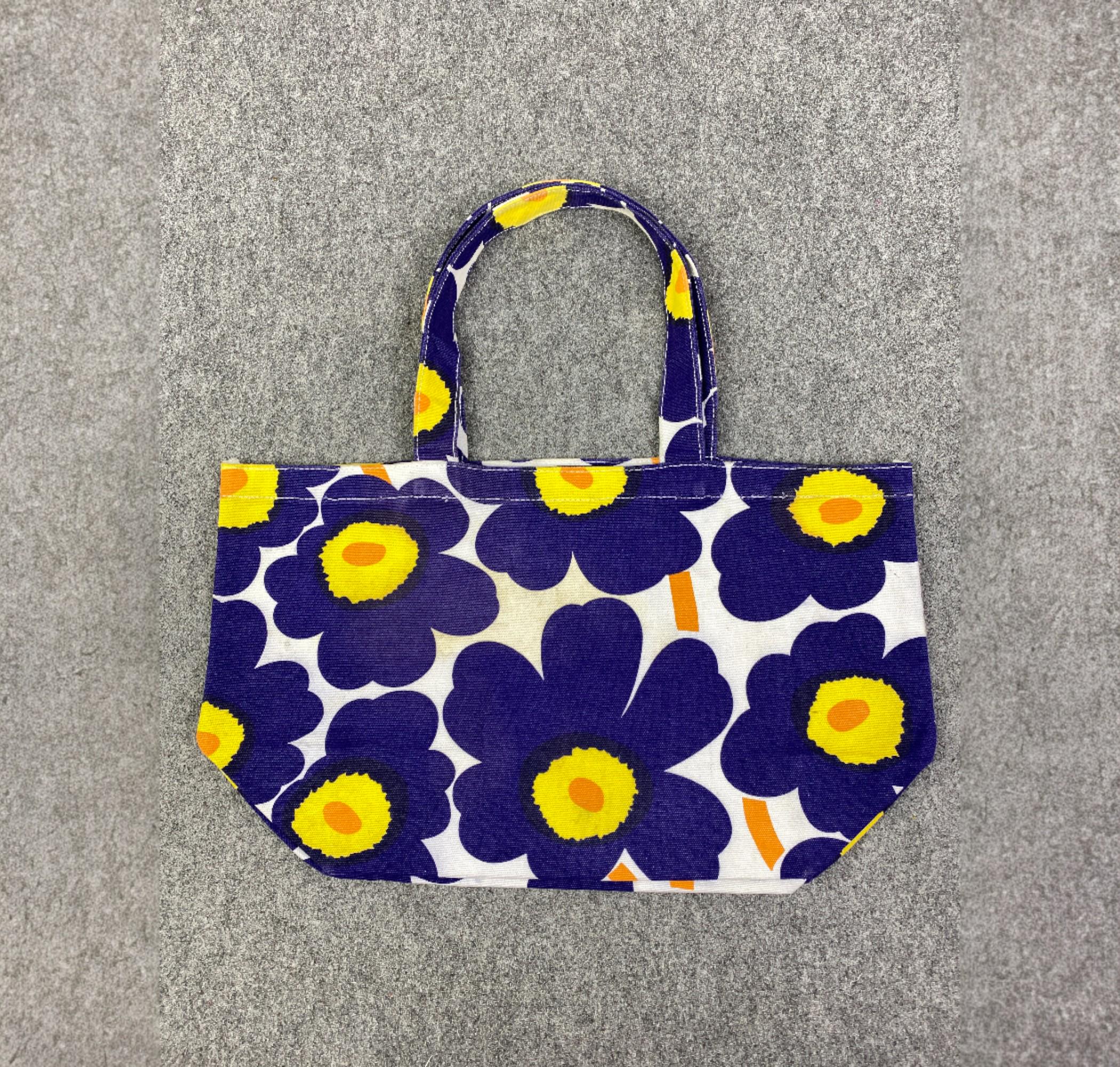 マリメッコ フローラルキャンバストートバッグ ブルーとイエローの花