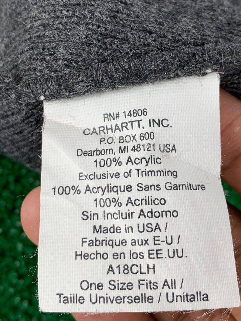 Puede incluir: Una etiqueta blanca con texto negro sobre un fondo gris. La etiqueta dice "RN# 14806 CARHARTT, INC. P.O. BOX 600 Dearborn, MI 48121 USA 100% Acrylic Exclusive of Trimming 100% Acrylique Sans Garniture 100% Acrilico Sin Incluir Adorno Made in USA / Fabrique aux E-U/ Hecho en los EE.UU. A18CLH One Size Fits All / Taille Universelle / Unitalla"