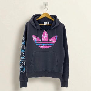 Sudadera con capucha Adidas Y2k con acuarela, sudadera negra vintage con estampados llamativos en la manga y la parte delantera, ropa informal, talla M
