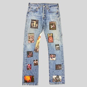 Puede incluir: Un letrero de madera rústico con el texto "Welcome to our home" en letras blancas. El letrero presenta un acabado envejecido, perfecto para la decoración del hogar.