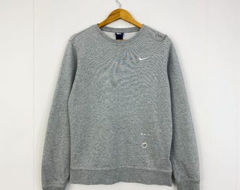 Vintage sweat gris Nike taille M effet vieilli ras du cou pull avec logo Swoosh en épellation Année 2000 Grunge Style usé Look rare Streetwear Sportswear