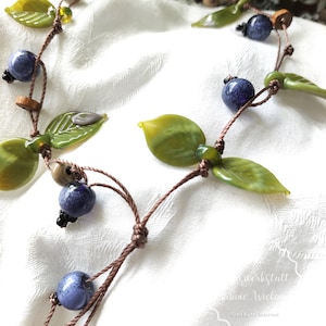 Kette Halskette mit Schlehen Blaubeeren aus Glas, verstellbar, handgemachte Glaskunst aus Muranoglas