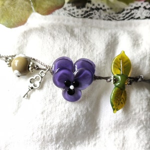 Armband mit lila Veilchen Stiefmütterchen aus Glas, handgemachte Glaskunst aus Muranoglas