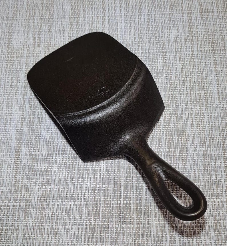 Vintage Lodge #3 Single Notch Cast Iron Spatula - Thumbnail 2