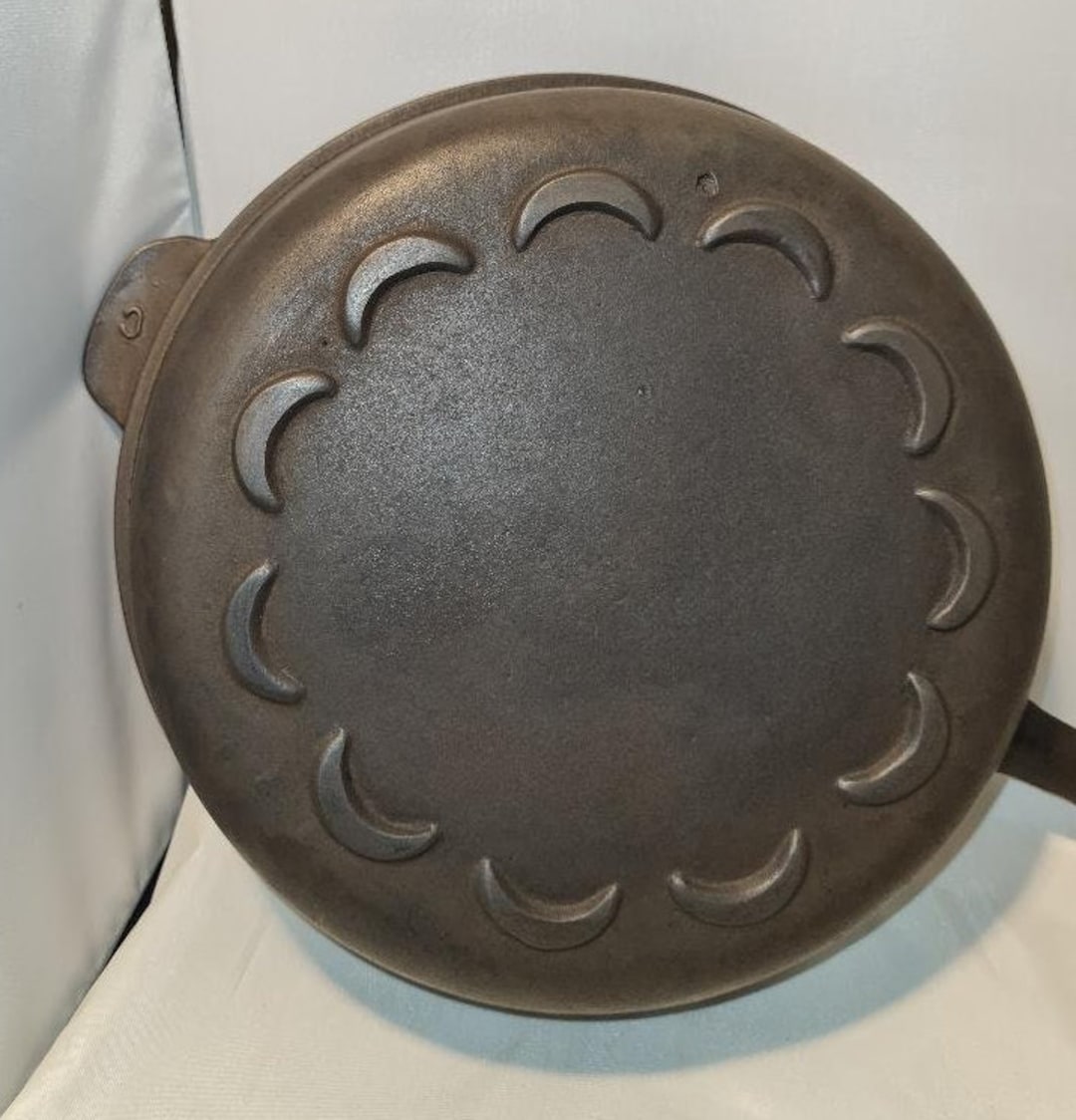 1930s Lodge Cast Iron SCALLOPED BOTTOM Crescent Moon 9 1/4 Inch Skillet