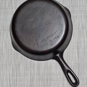 Unmarked Wagner Ware #5 - 9 inch skillet, S Makers Mark.