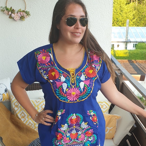 Robe en coton bleu mexicain, brodée à la main, originale du Chiapas