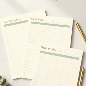 Op de afbeelding: Een 2027-2028 plannerbundel met 47+ printbare pagina's van crèmekleurig papier, saliegroene koppen en gouden tekst. De pagina's bevatten secties met de labels Month, Habit Pages en Habit Practice, vergezeld door twee gouden pennen.