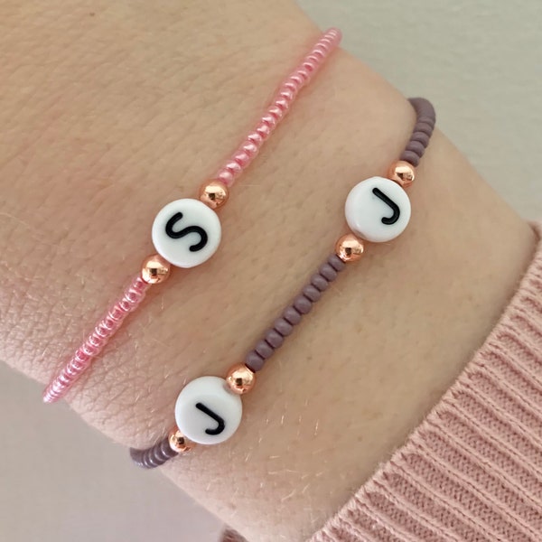 Personalisiertes Perlenarmband mit Initialen