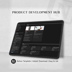 Op de afbeelding: Een digitale tablet met een donkergekleurde Product Development Hub-interface met navigatiemenu's, productkaarten en actietakenblokken. Het scherm toont de tekst Product Development Hub en Notion Template | Instant Download | Easy to use.