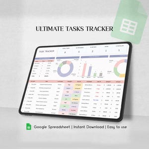 Puede incluir: Una tableta digital que muestra una hoja de cálculo Ultimate Tasks Tracker con un panel de tareas, gráficos circulares, gráficos de barras y una lista detallada de tareas con columnas para fecha, tarea, categoría, prioridad y presupuesto.