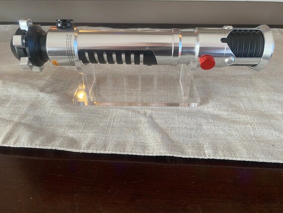 Supporto Da Parete Trasparente Per Spada Laser – Base E Clip Superiore Per Lama Da 1 Pollice. Esponi La Tua Sciabola Luminosa In Modo Spettacolare!