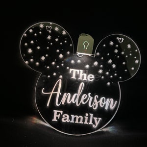 Etiqueta personalizada para cochecito con nombre de familia iluminada, letrero de parque temático de atracciones para cochecitos, etiquetas temáticas de Mickey para portabebés