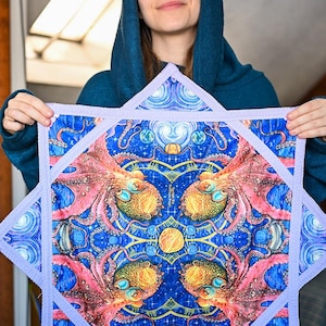 Könnte beinhalten: Ein sternförmiger Quilt mit einem symmetrischen Design von Oktopussen in Rosa, Orange und Blau. Der Quilt hat einen hellvioletten Rand und einen Himmelsgrund mit Sternen und Planeten. Das Thema ist Meeresleben und Fantasie. Größe: ca. 60 cm x 60 cm.