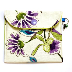 Bolsita multiusos de tela, bolsita higiénica, cartera, monedero, funda mascarillas, porta joyas, complemento bolso - Flores Moradas