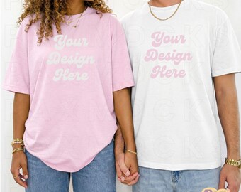 Maqueta de pareja diversa en colores cómodos 1717 Blossom y blanco, maqueta de 2 camisas, modelos masculino y femenino, maqueta unisex extragrande para el Día de San Valentín C17