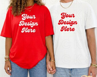 Maqueta de pareja diversa en colores cómodos 1717, rojo y blanco, maqueta de dos camisetas con modelos masculino y femenino, maqueta de camiseta extragrande para San Valentín.