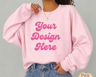 Maqueta diversa de Gildan 18000 rosa claro Maqueta de sudadera rosa claro Maqueta extragrande 18000 Gildan Mock Crewneck Mock moderno Afroamericano