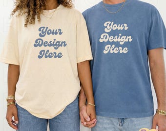 Maqueta de pareja diversa en colores cómodos 1717, jeans marfil y azul, maqueta de dos camisas con modelos masculino y femenino, maqueta de camiseta unisex extragrande.
