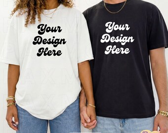 Maqueta de pareja diversa en colores cómodos 1717 blanco y negro, maqueta de 2 camisetas con modelos masculino y femenino, maqueta de camiseta extragrande para el Día de San Valentín