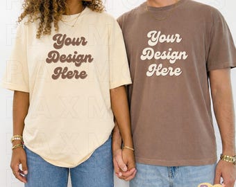 Maqueta de pareja diversa en colores Comfort 1717 Espresso y Marfil, maqueta de 2 camisetas con modelos masculino y femenino, maqueta de camiseta unisex extragrande.