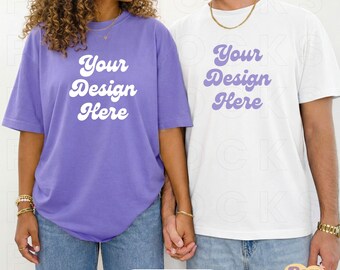 Maqueta de pareja diversa en colores cómodos 1717 violeta y blanco, maqueta de 2 camisetas con modelos masculino y femenino, maqueta de camiseta extragrande para el Día de San Valentín.