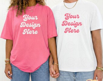 Maqueta de pareja diversa en colores cómodos 1717 Crunchberry y blanco, maqueta de 2 camisetas con modelos masculino y femenino, maqueta de camiseta unisex extragrande.