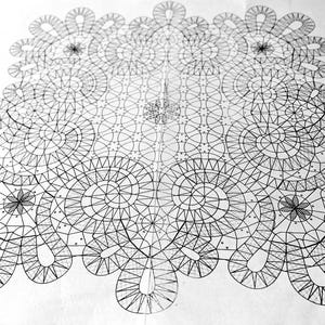 Könnte beinhalten: Ein detailliertes schwarz-weiß Spitzenmuster mit komplexen kreisförmigen und geometrischen Designs. Die Spitze befindet sich auf einem weißen Hintergrund mit einer Vielzahl von Formen und Texturen. Das Gesamtdesign ist symmetrisch und filigran.