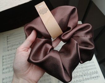 Beatrix Scrunchie XXL Chouchou en satin marron moka dark academia