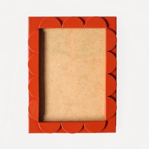 Cornice a forma di conchiglia laccata color arancio aragosta