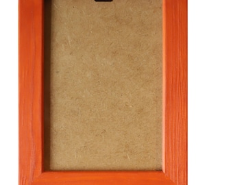 Flacher Holzrahmen in gebranntem Orange.