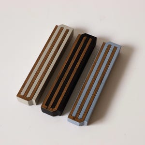 Estuche para mezuzá moderno y minimalista hecho a mano. Elaborado en hormigón y madera en varios colores, fabricado en Israel.