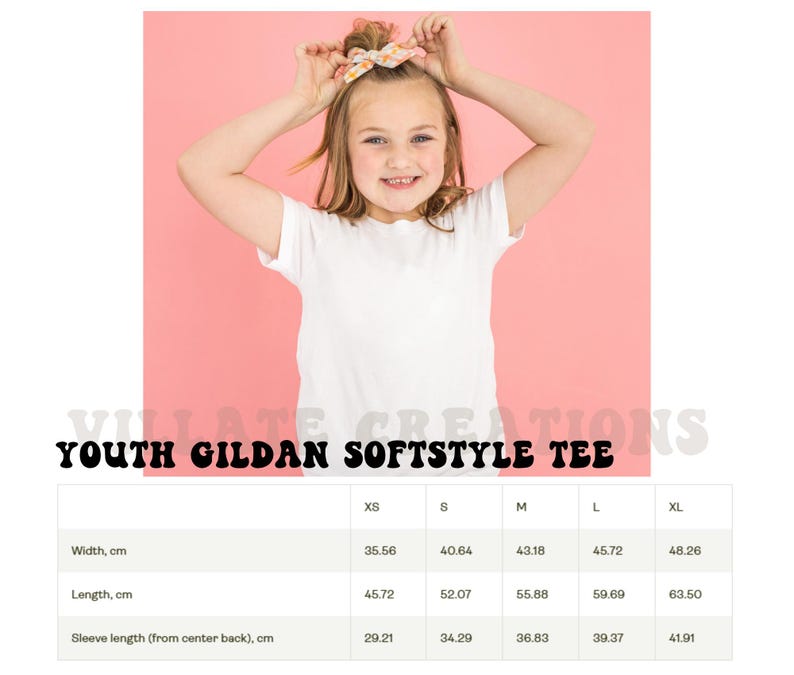 Pode incluir: Uma pessoa jovem vestindo uma camiseta branca, com o texto "YOUTH GILDAN SOFTSTYLE TEE" na parte inferior. A largura da camiseta varia de 35,56 cm a 48,26 cm, e o comprimento de 45,72 cm a 63,50 cm.