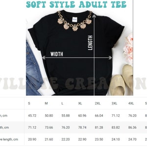 Pode incluir: Uma camiseta preta Soft Style para adultos com um colar dourado. A largura da camisa varia de 45,72 cm a 81,28 cm, e o comprimento de 71,12 cm a 88,90 cm. O comprimento da manga varia de 20,90 cm a 25,30 cm. A imagem tamb&eacute;m inclui uma tabela de tamanhos.