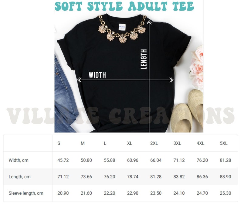 Pode incluir: Uma camiseta preta Soft Style para adultos com um colar dourado. A largura da camisa varia de 45,72 cm a 81,28 cm, e o comprimento de 71,12 cm a 88,90 cm. O comprimento da manga varia de 20,90 cm a 25,30 cm. A imagem tamb&eacute;m inclui uma tabela de tamanhos.