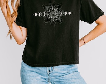 Camiseta curta Celestial Comfort Colors®, top curto com fases da lua, traje boho místico com lua e sol, presentes de roupas femininas com a espiritualidade da lua