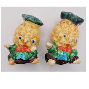 Vintage Pineapple Anthropomorphic Salt and Pepper Shakers, Vintage Kitchen