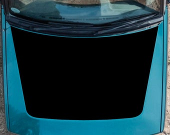 Peut inclure: Une voiture turquoise avec un autocollant noir sur le capot. L'autocollant a la forme d'un grand V inversé.