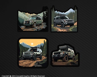 Peut inclure: Quatre illustrations numériques d'un Land Rover Discovery vert conduisant sur un chemin de terre à travers une forêt. Les illustrations sont sur fond de montagnes et d'arbres. Le Land Rover est équipé d'un porte-bagages avec des lumières et d'une roue de secours à l'arrière.