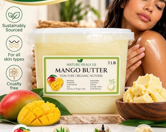 Könnte beinhalten: Ein durchsichtiger Kunststoffbehälter mit Nature Heals Us Mangobutter, beschriftet mit 3 LB, mit einem grün-weißen Etikett und Mango-Abbildungen. Der Behälter enthält eine blassgelbe, feste Butter. Der Text umfasst 100% Pure Organic, Sustainably Sourced, For all skin types und Cruelty free.