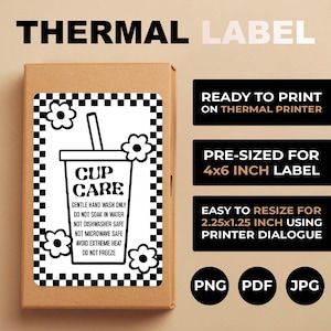 Puede incluir: Una etiqueta térmica en blanco y negro con un fondo a cuadros. La etiqueta presenta una ilustración estilizada de una taza con una pajita y el texto "Cup Care". La etiqueta también incluye instrucciones de cuidado para la taza, como "Lavar a mano con cuidado únicamente" y "No congelar".