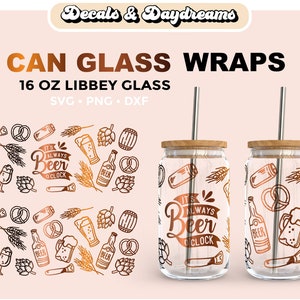 Puede incluir: Dos envoltorios de lata de vidrio de 473 ml con un diseño de color cobre que presenta ilustraciones con temática de cerveza y el texto "It's Always Beer O'Clock".