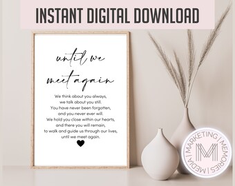 Puede incluir: Una descarga digital imprimible de 8x10 pulgadas de una cita en blanco y negro sobre recordar a un ser querido. La cita dice "hasta que nos encontremos de nuevo". La cita está enmarcada en un marco blanco y está sentada en una mesa con un jarrón de hierba de la pampa seca.
