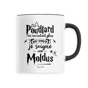 Op de afbeelding: Witte keramische mok met een zwarte handgreep. De mok heeft een zwarte afbeelding met de tekst "Poudlard ne recrutait plus du coup je soigne les Moldus" en de handtekening "Yanalía".