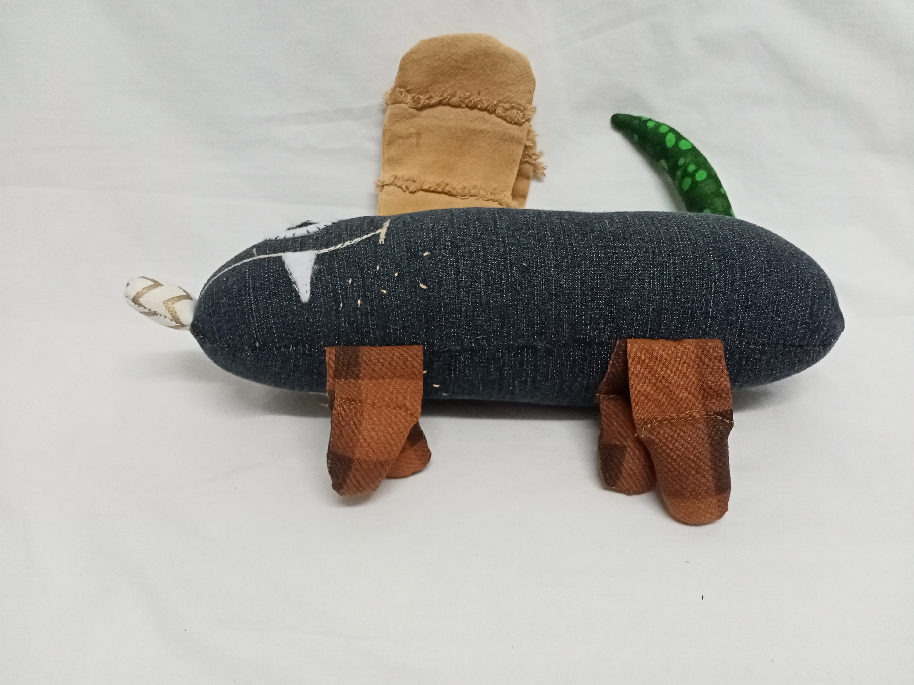 手縫いデニムソーセージ犬のぬいぐるみ - オーストラリア産アップ