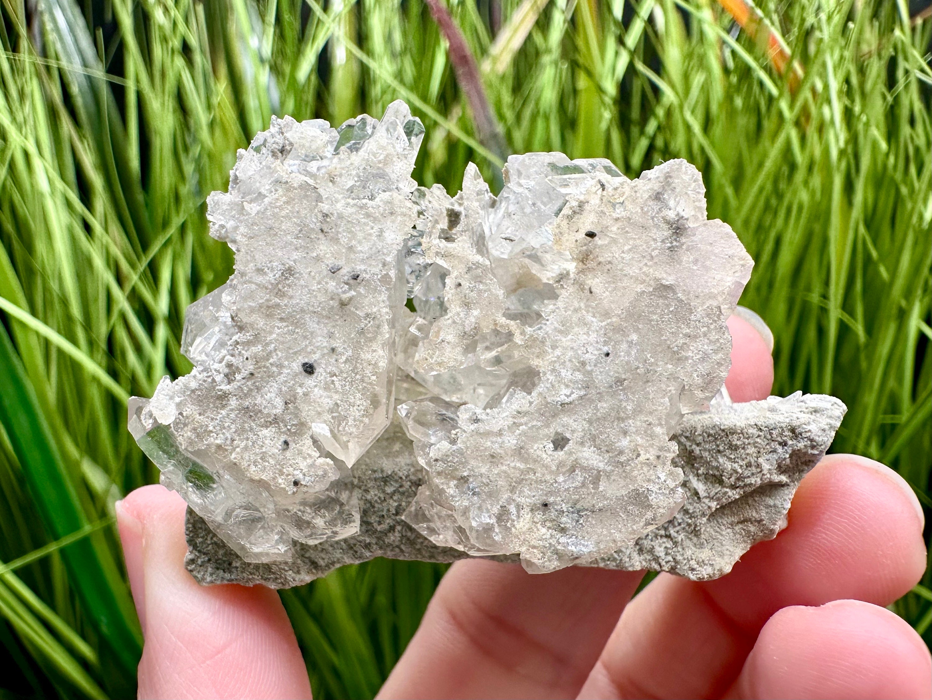 自立型水晶クラスター アーカンソー産透明水晶 マトリックス上の